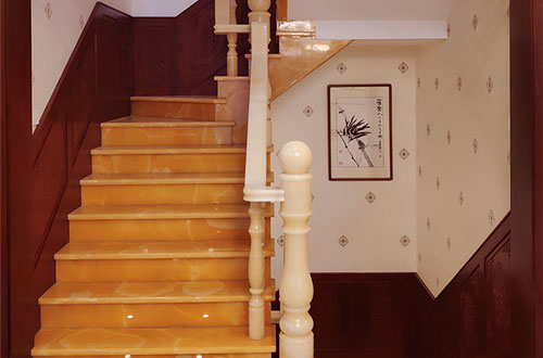 新疆中式别墅室内汉白玉石楼梯的定制安装装饰效果